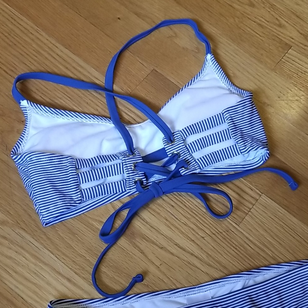 Bikini - Picture 3 of 6